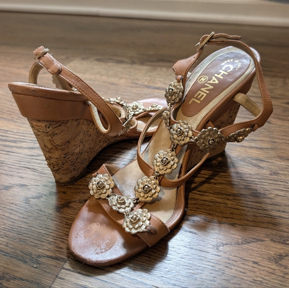 CHANEL Camellia Cork Wedge Sandals | Tan/Brown | Size 39 1/2 (Fits like US 7.5) - Picture 15 of 16
